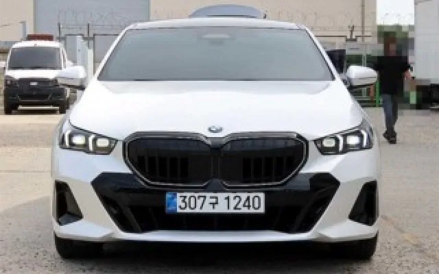스타렉스벤 중고차 5시리즈 (G60) 520i 매물 사진 3 - 2025/12 17,192km