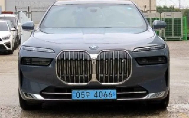 스타렉스벤 중고차 BMW i7 xDrive 60 DPE 이그제큐티브 팩 매물 사진 12 - 2023/04 54,853km